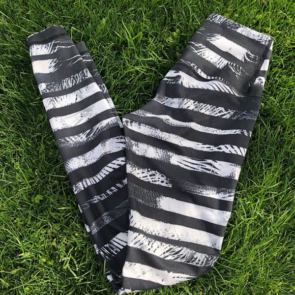 lululemon athletica Pants - EUC Lululemon High Times B&W Palm Tree